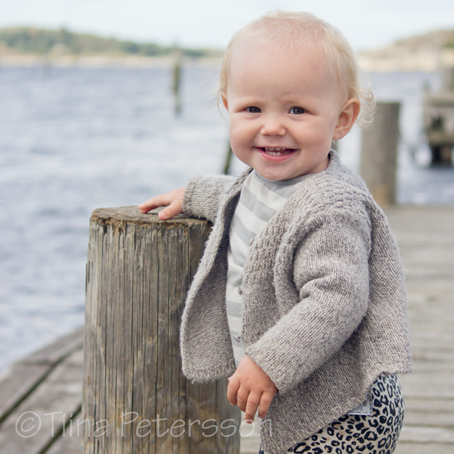 bilden föreställer Ruth 1 år som stöttar sig  mot en påle vid en brygga